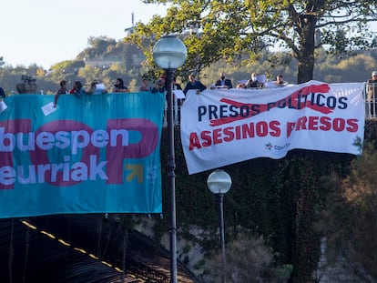 Pancartas de protesta de Covite en una manifestación en octubre.