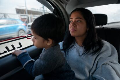 Jennifer se reencuentra con su hijo de dos años tras ser deportada de Estados Unidos.