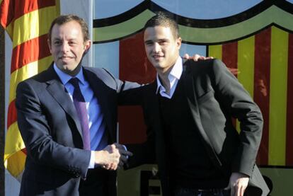 Sandro Rosell, a la izquierda, con Ibrahim Afellay.