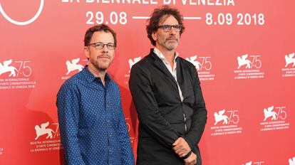 Ethan Coen (i) y Joel Coen en Venecia.