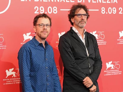 Ethan Coen (i) y Joel Coen en Venecia.