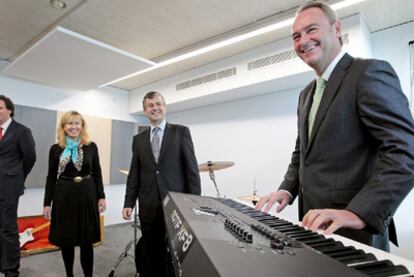 Alberto Fabra bromea, ayer, en las instalaciones junto al Palau de les Arts que servirán de aulas del Berklee College of Music.