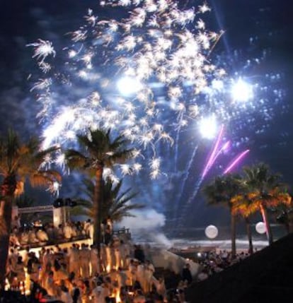 Fuegos artificiales en una de las fiestas de Nikki Beach, en Marbella.