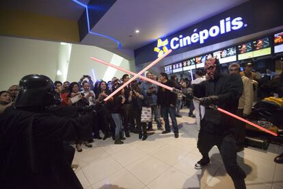 Numerosos curiosos acudieron a ver a los fans de 'Star Wars'.