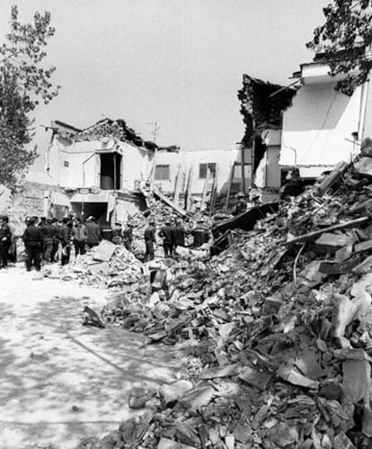 Los bomberos realizan trabajos de desescombro en el restaurante El Descanso, tras el atentado terrorista que se cobró 18 vidas y 82 heridos, algunos de gravedad.