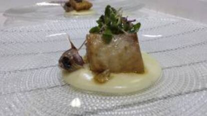 Imagen facilitada por el chef Diego Gallegos de uno de los platos estrella de su restaurante Sollo en Benalmádena (Málaga), en el que explora todas las posibilidades culinarias del esturión y el caviar.
