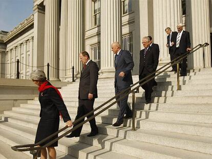 Representantes del G-7 bajan las escaleras del edificio del Tesoro en Washington para hacerse la foto de grupo.