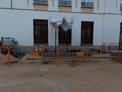 El mal estado del exterior de un instituto de Madrid. Fotografía de Sara Mummary.