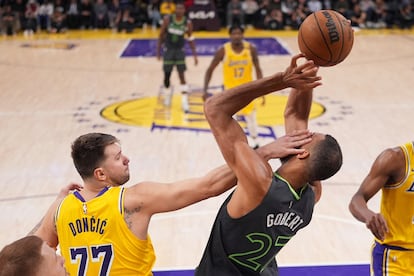 Rudy Gobert, de Minnesota, es golpeado en la cara por Doncic en un momento del juego.