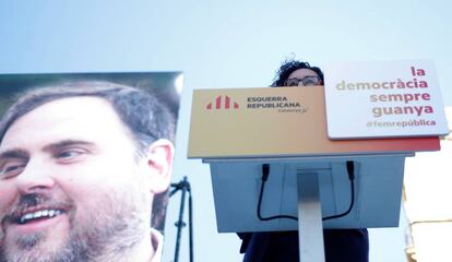 ;arta Rovira en un mitin de Esquerra Republicana junto a una pantalla con la fotografía de Oriol Junqueras.