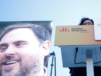;arta Rovira en un mitin de Esquerra Republicana junto a una pantalla con la fotograf&iacute;a de Oriol Junqueras.