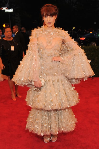 Florence Welch no ha querido enseñar nada con este vestido de maxi mangas, maxi volantes y maxi todo. Es de Alexander McQueen.