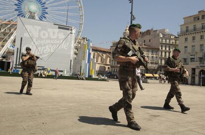 El ejército francés patrulla frente a la oficina del 'Cubo M' abierta para ofrecer información sobre los eventos de campeonato UEFA EURO 2016 en Marsella.