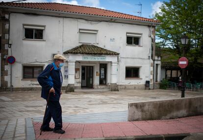 Un hombre camina frente al edificio municipal que sirve como oficina de los agentes del Medio Natural, además de centro cultural, en Villanueva de la Vera.