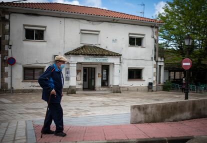 Un hombre camina frente al edificio municipal que sirve como oficina de los agentes del Medio Natural, además de centro cultural, en Villanueva de la Vera. 