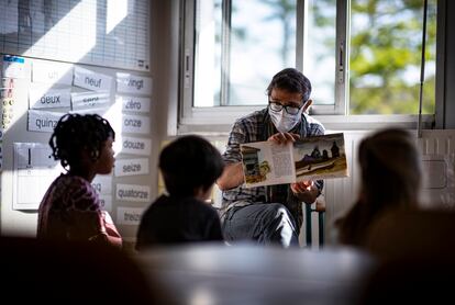 Un grupo de niños sigue una clase con medidas de distancia social en un colegio de Montreuil, el 25 de mayo.