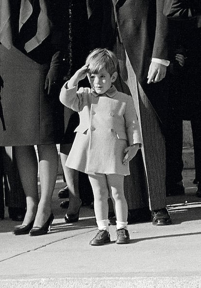 John-John salutes the coffin at his father’s funeral procession. President John F. Kennedy was assassinated on November 22, 1963. His eldest son turned three-years-old the day of the funeral.