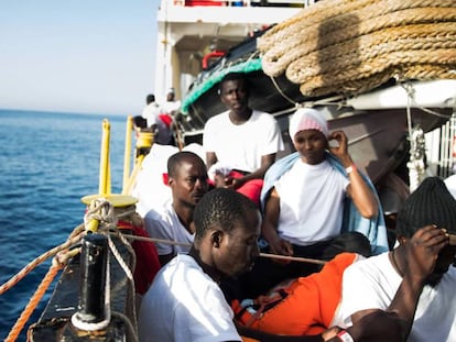 Varios migrantes, a bordo del 'Aquarius'.