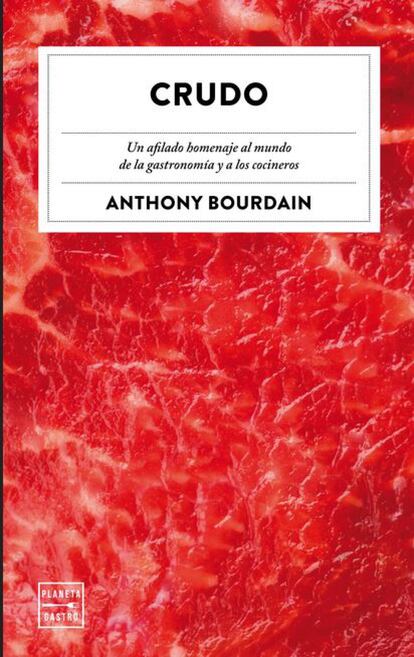 Después de 'Confesiones de un chef', Anthony Bourdain, cocinero, presentador y escritor, fallecido en 2018, alerta en 'Crudo' (Planeta Gastro, 19,95 euros) sobre las particularidades y los riesgos que acechan a los comensales cada vez que comen fuera de casa, desde el pescado de los lunes hasta la conspiración de la cesta del pan. En la obra disecciona todo cuanto pasó frente a sus ojos sin dejar títere con cabeza, deteniéndose en confesiones, ataques, investigaciones y dudas sobre algunas de las figuras más polémicas de la gastronomía.