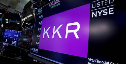 Una pantalla en la Bolsa de Nueva York con el logo de KKR. 