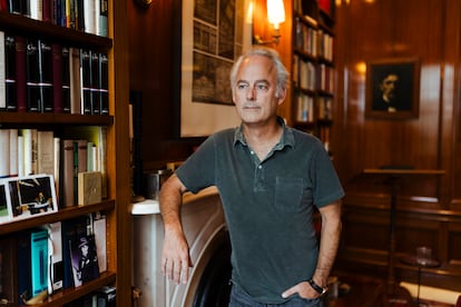 Amor Towles, en otro momento de la entrevista.