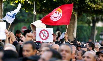 Manifestantes sostienen este jueves banderas del sindicato UGTT y carteles contra el FMI.