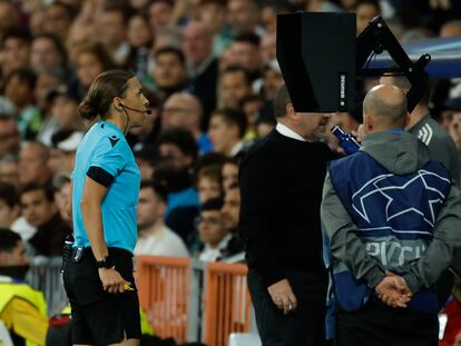 La árbitra francesa Stéphanie Frappart consulta el VAR durante el encuentro de Liga de Campeones entre el Real Madrid y el Celtic de Glasgow.