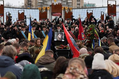 Cientos de personas se han congregado en los alrededores del a catedral de San Miguel de Kiev para rendir tributo a Da Vinci.