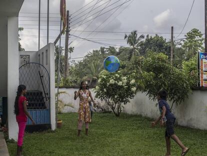 Unos niños juegan en el centro de actividades para huérfanos en Horana, Sri Lanka, fundado por dos británicos que perdieron a sus padres en el tsunami de 2004 en el Índico.
