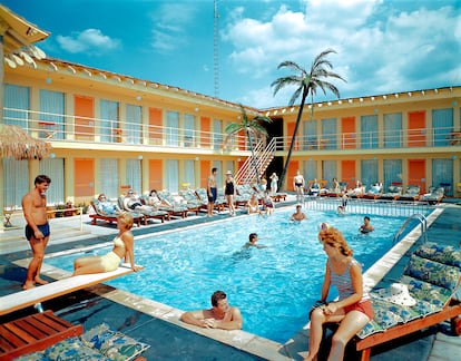 Antigua fotografía de turistas en una piscina de un hotel de Nueva Jersey durante el verano.