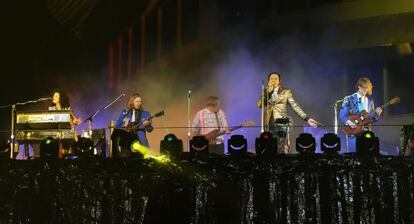 Arcade Fire actuando en el edificio de Capitol Records de Hollywood, California, el pasado 29 de octubre.  