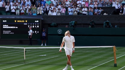 Rinderknech celebra la victoria contra Zverev en la central de Wimbledon.