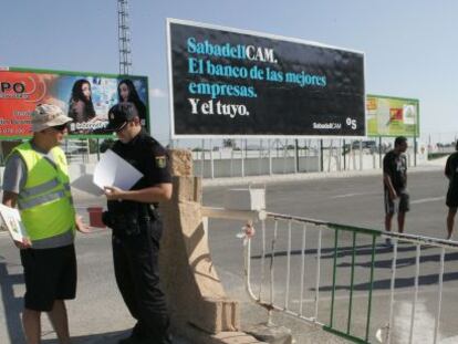 Un trabajador de la mercantil catalana habla con un Polic&iacute;a Nacional despu&eacute;s de que empleados del Eche evitaran su entrada. 