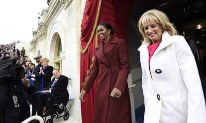 A primeira dama Michelle Obama e a esposa do vice-presidente Joseph Biden, Jill, chegam ao Capitólio.