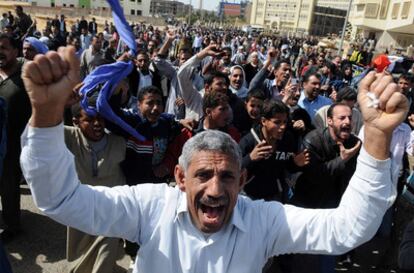 Decenas de egipcios gritan consignas contra el exministro del Interior Habib el Adli, al inicio del juicio contra él por corrupción en El Cairo.