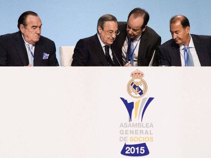 Florentino y dos miembros de la junta directiva en la pasada asamblea.