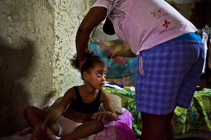 Mónica peina a Claudia, la hija de Maryuri. Adora a los niños y le gustaría que algún día las lesbianas pudieran adoptar.