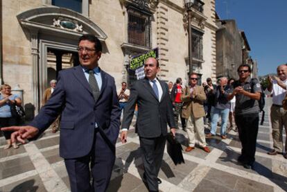El juez Francisco Serrano (izquierda), a su salida del juicio en el Tribunal Superior de Justicia (TSJA) la semana pasada en Granada.