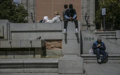 En la plaza Puerta de Moros Marisa Paredes pelea con sus botines. 