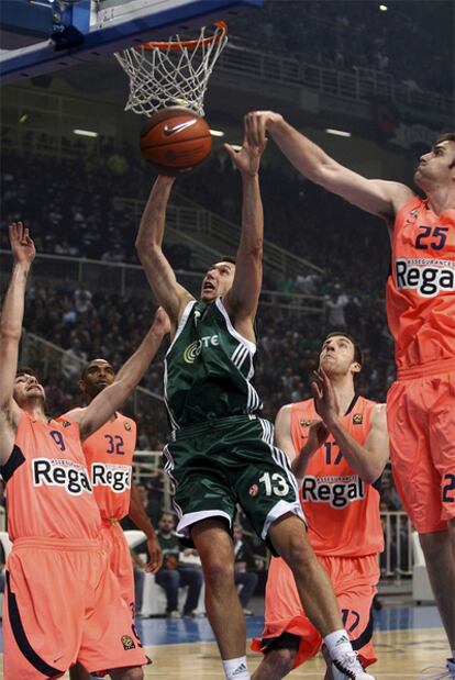 Ricky, Fran Vázquez y Lorbek tratan de frenar a Diamantidis.