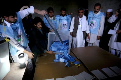 Trabajadores en las elecciones afganas se preparan para el recuento d elos votos en la ciudad de Jalalabad.