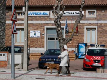 Entrada principal de la comisar&iacute;a de la Polic&iacute;a Municipal de Valdemorillo.