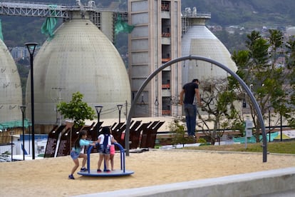 La UVA Aguas Claras tiene 26.000 metros cuadrados que inlcuyen un auditorio con capacidad para 207 personas, aulas, fuentes de agua interactivas, zonas verdes, areneros, juegos infantiles y musicales, senderos y puente peatonal con conexión al costado occidental.