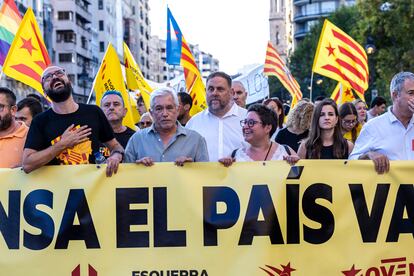 Oriol Junqueras, presidente de Esquerra Republicana, en la manifestacin de la tarde de Valencia, este lunes., detrs de la pancarta de Esquerra republicana del Pas Valenci.  
