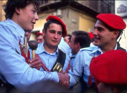 Jóvenes de la banda de cornetas y tambores, en la fiesta de Caniles.