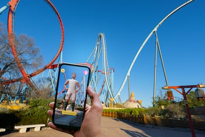 Un usuario juega a 'The Beat Challenge', el videojuego de LaLiga, en PortAventura World.