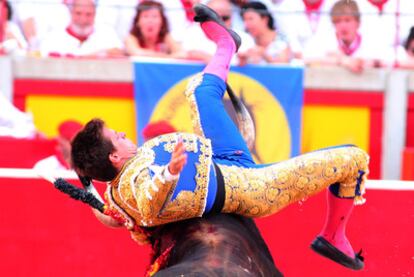 El Juli es corneado por el quinto toro de la tarde, al que cortó una oreja.