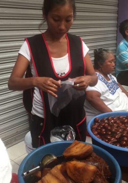 Un puesto de comida en las afueras del Mercado Central de M&eacute;rida, en Yucat&aacute;n.