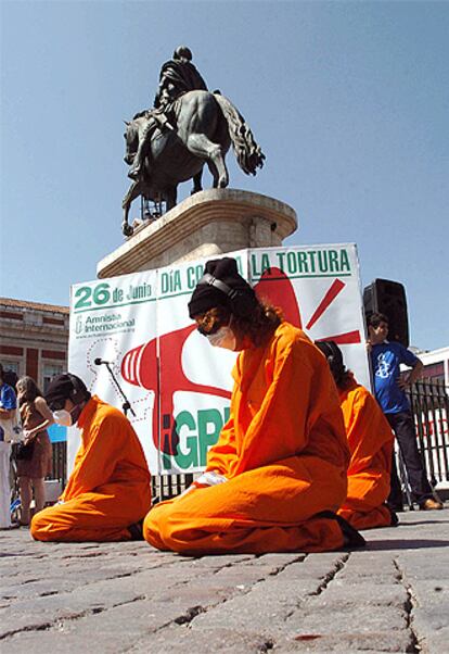 Varios miembros de AI, durante el acto simbólico que han celebrado hoy en la madrileña Puerta del Sol.