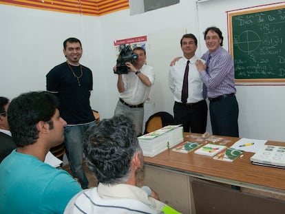 Jordi Portabella, a la izquierda, cogiendo por los hombros a Joan Laporta, en la Asociación de Trabajadores Paquistaníes de Cataluña en un acto de campaña